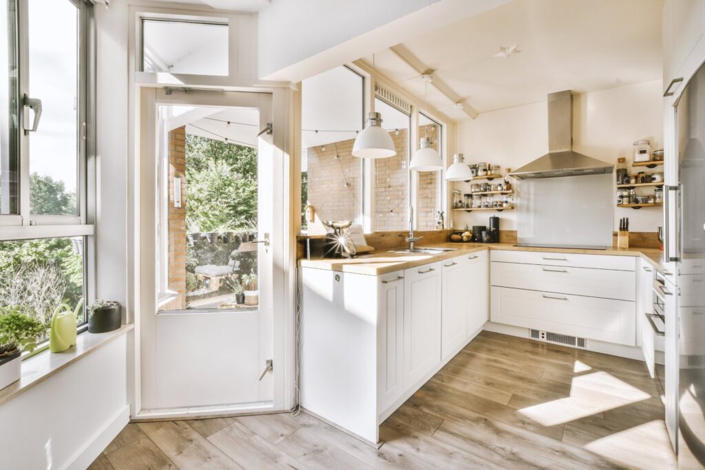 Distribución de mobiliario de cocina y baño en Tarragona. MVSM, tu socio estratégico. Muebles de cocina de esquina en un apartamento moderno.