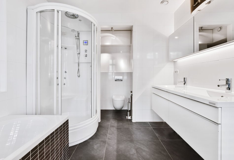 Mobiliario de cocina y baño para arquitectos y reformistas en Lleida MVSM. Amplio cuarto de baño con muebles blancos.
