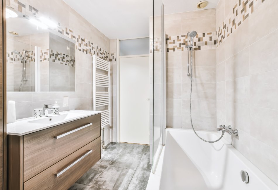 Mobiliario de cocina y baño para arquitectos y reformistas en Lleida MVSM. Baño con mobiliario de madera.