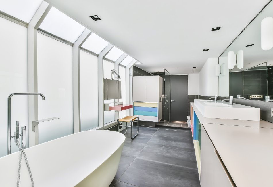 MVSM, distribuidor de mobiliario de cocina y baño en Albacete para interioristas y constructores. Amplio cuarto de baño con muebles modernos.