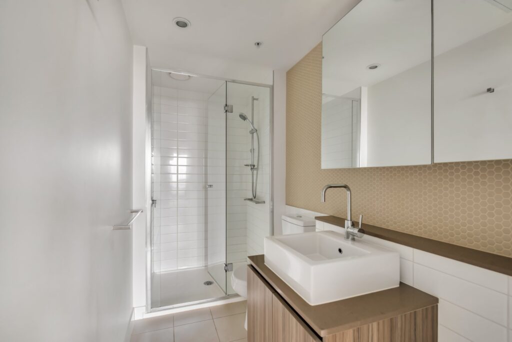 MVSM en Alicante, distribución de mobiliario de cocina y baño para reformistas y arquitectos. Baño con muebles y espejos blancos y de madera.