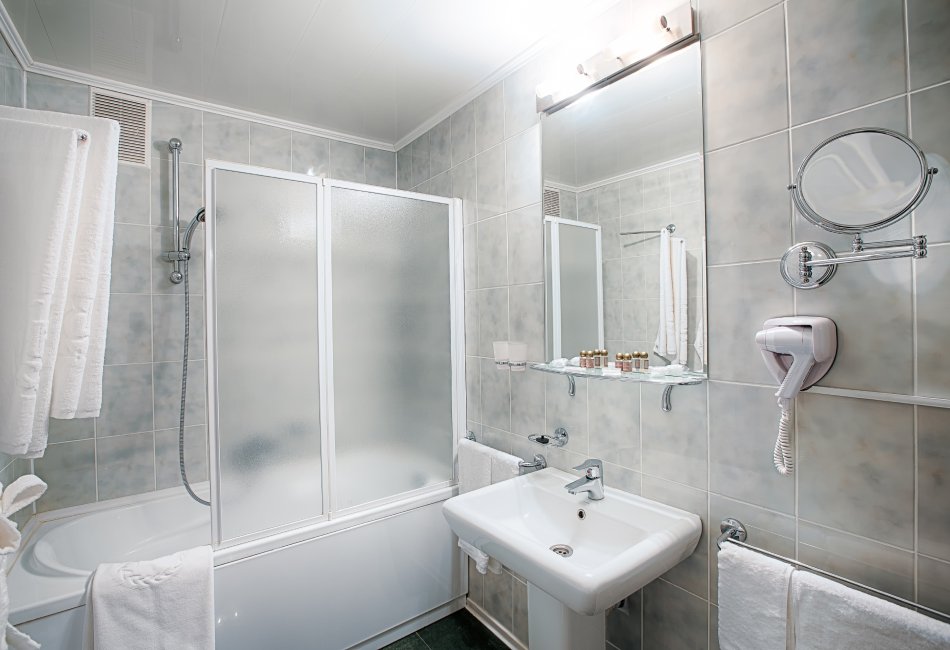 Soluciones de mobiliario de cocina y baño en Castellón MVSM para constructores e interioristas. Interior de un baño de hotel moderno.